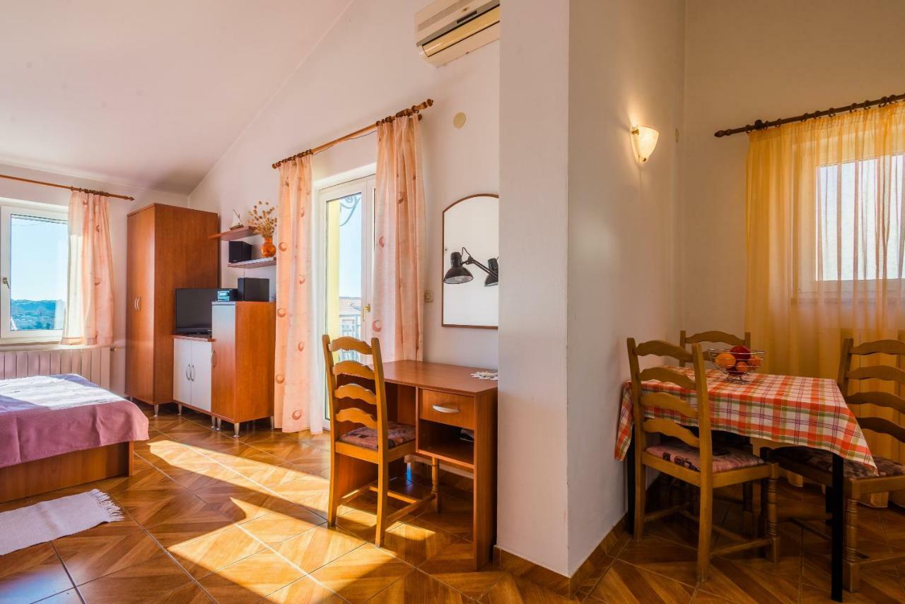 Apartment Majoran Pula Exterior foto